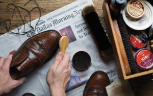 Leia mais sobre o artigo Como limpar e polir sapatos de couro: mantenha um visual impecável