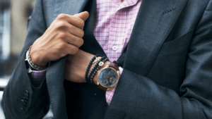 Leia mais sobre o artigo Como usar e combinar joias masculinas com elegância