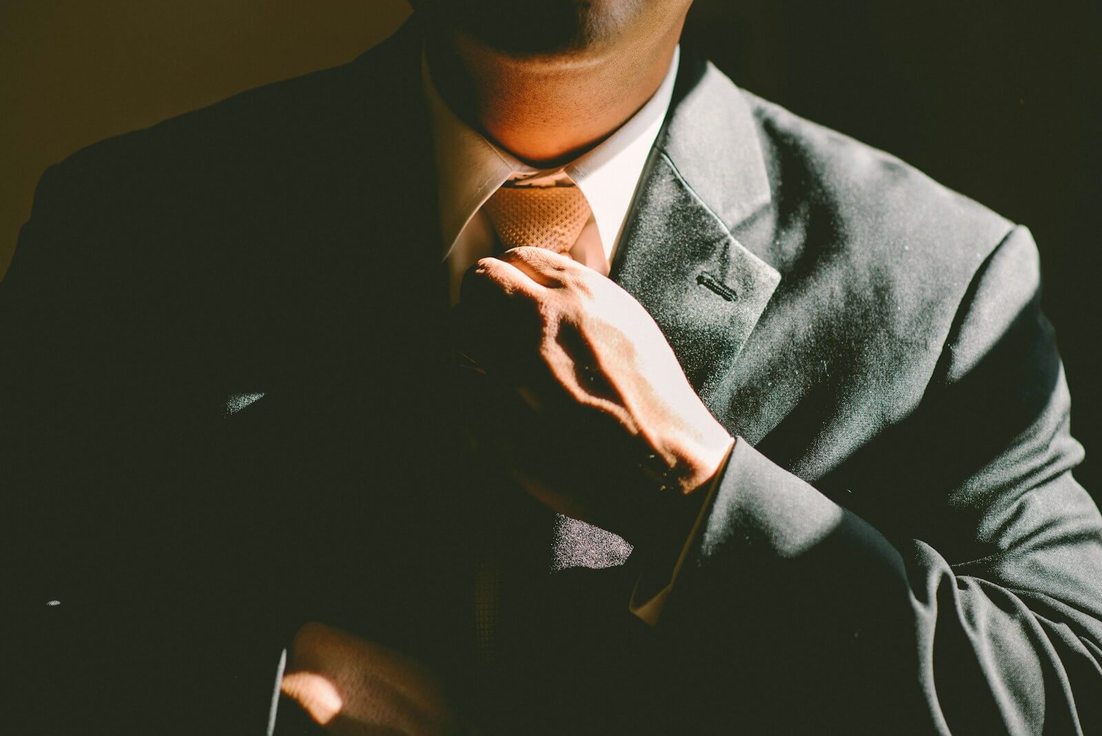 No momento, você está visualizando Looks masculinos elegantes para eventos sociais