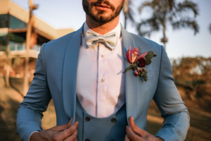 Leia mais sobre o artigo Os melhores ternos para casamentos de verão: elegância para o clima quente