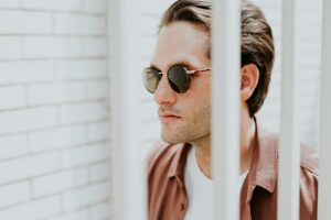 Leia mais sobre o artigo Como manter a elegância em climas quentes e tropicais: guia para homens