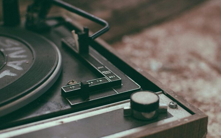 black and gray turntable