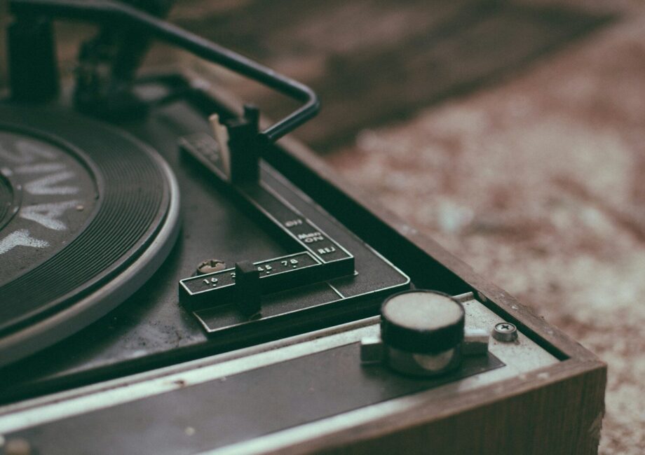 black and gray turntable