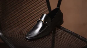 Leia mais sobre o artigo A linguagem dos adornos: como bridão, barretina e franja moldam o loafer