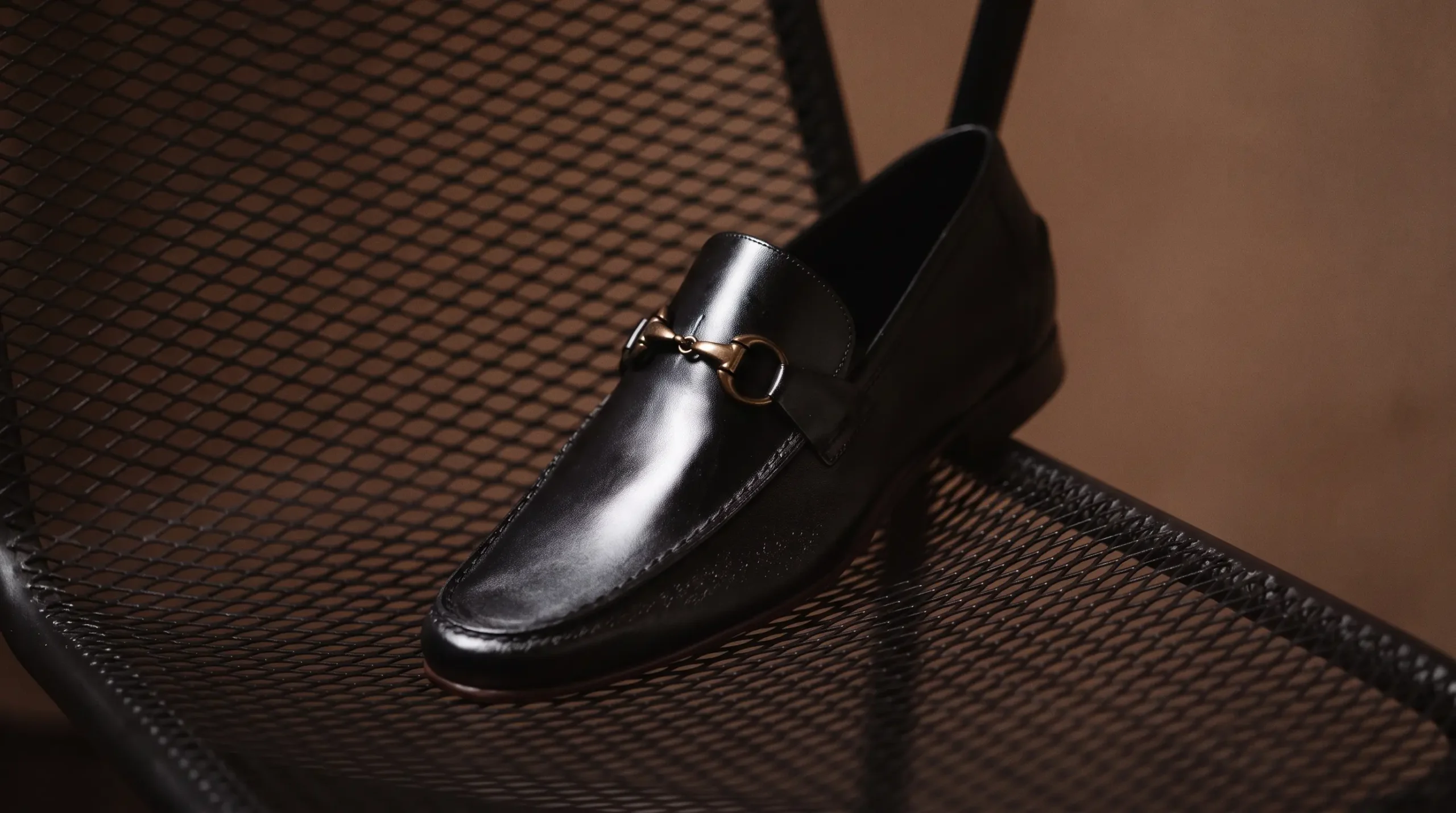 No momento, você está visualizando A linguagem dos adornos: como bridão, barretina e franja moldam o loafer